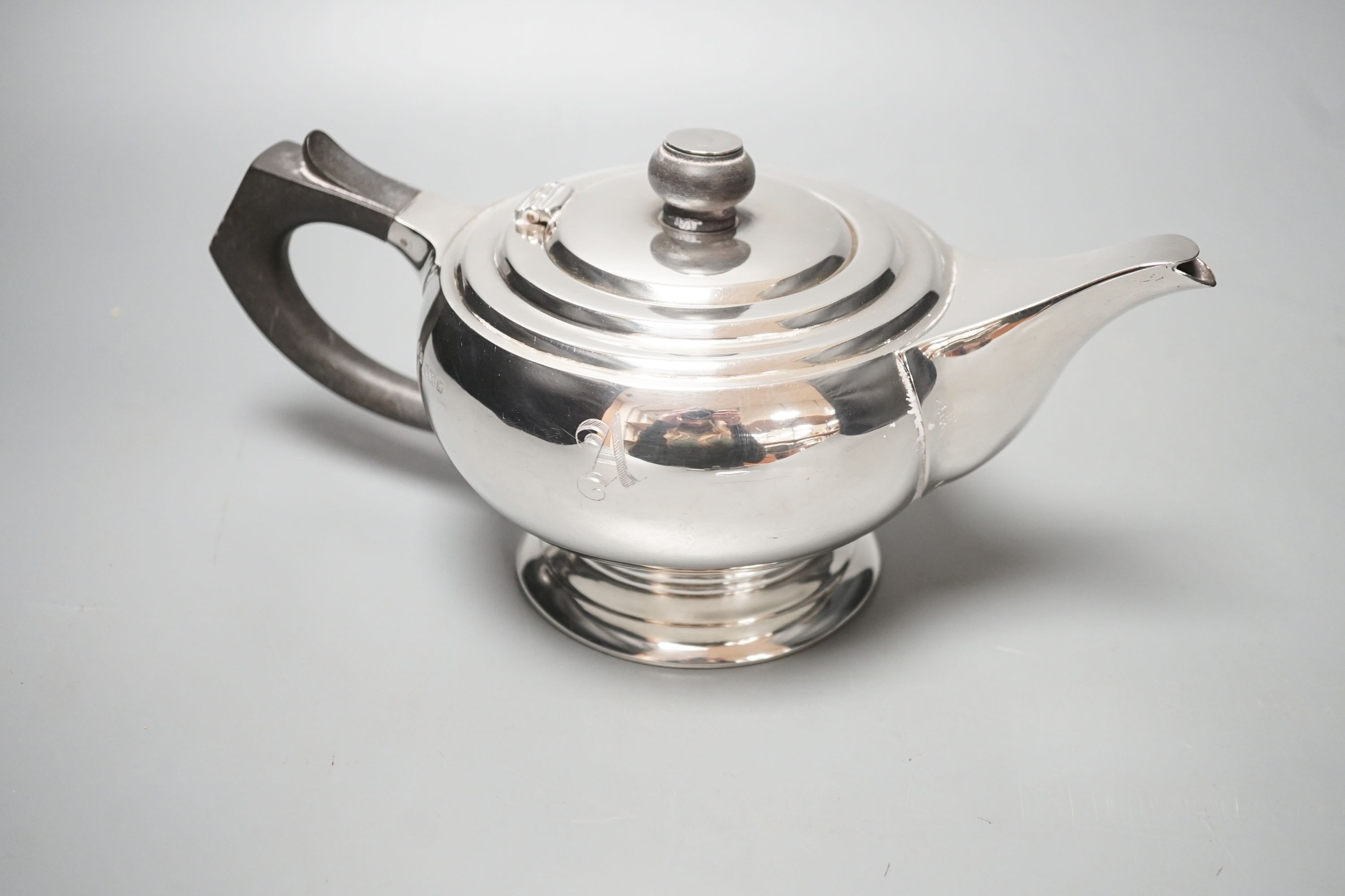 A George V silver teapot, by Joseph Gloster Ltd, gross 15oz.